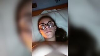 Bella brunetta con gli occhiali si sditalina la fregna