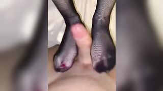 La troia in calze a rete mi fa una sega coi piedi