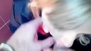 Pompino nel bagno dell'autogrill dalla prostituta rumena