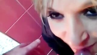 Pompino nel bagno dell'autogrill dalla prostituta rumena