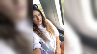 Stupenda troia si masturba in treno