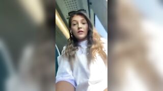 Stupenda troia si masturba in treno