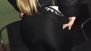 Troietta tedesca fa porcate col fidanzato in pubblico