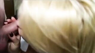 Moglie bionda lo succhia al migliore amico del marito