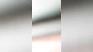 Gli fa rinvenire il cazzo prima di cavalcarlo