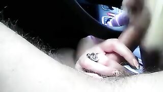 Bella puttanella russa lo succhia in auto