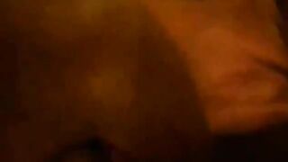 Il cornuto riprende moglie troia e BULL maiale che scopano