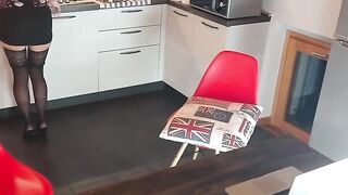 Ragazza fa colloquio di lavoro con strip e masturbazione