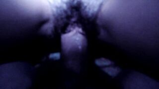 Mia moglie cavalca il cazzo duro del porco e io li guardo