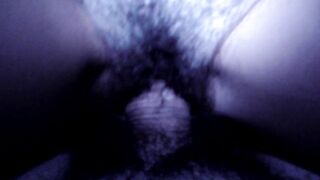 Mia moglie cavalca il cazzo duro del porco e io li guardo