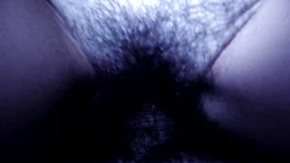 Mia moglie cavalca il cazzo duro del porco e io li guardo