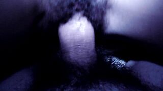 Mia moglie cavalca il cazzo duro del porco e io li guardo