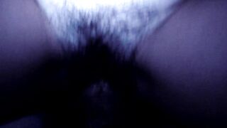 Mia moglie cavalca il cazzo duro del porco e io li guardo