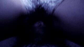 Mia moglie cavalca il cazzo duro del porco e io li guardo