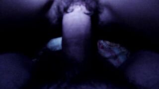 Mia moglie cavalca il cazzo duro del porco e io li guardo