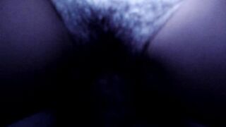 Mia moglie cavalca il cazzo duro del porco e io li guardo