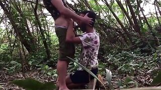 Coppia di maschi gay si divertono nel folto della natura selvaggia