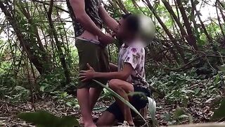 Coppia di maschi gay si divertono nel folto della natura selvaggia