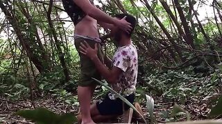 Coppia di maschi gay si divertono nel folto della natura selvaggia