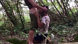 Coppia di maschi gay si divertono nel folto della natura selvaggia