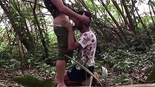 Coppia di maschi gay si divertono nel folto della natura selvaggia