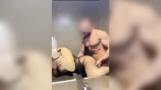 Toro monta la moglie zozza e registrano un video per il cornuto