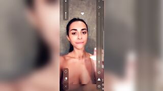 Anteprima del video: Brunetta mostra le poppe durante la diretta