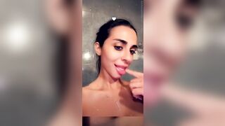 Brunetta mostra le poppe durante la diretta