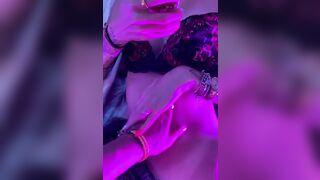 Michelle parla al telefono a letto col fidanzato