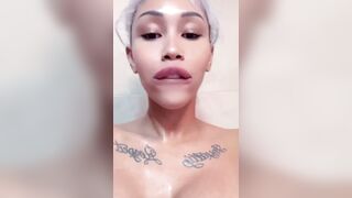 Zoccola bisessuale si gusta i capezzoli