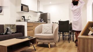 il CORNUTO guarda e la moglie che TROMBA