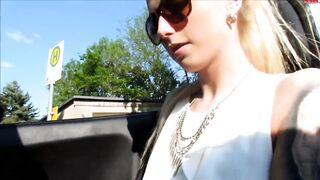 Sesso outdoor con bella biondina tatuata