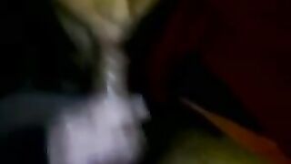 Puttanella avida di cazzo succhia in auto