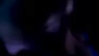 Puttanella avida di cazzo succhia in auto