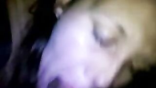 Puttanella avida di cazzo succhia in auto