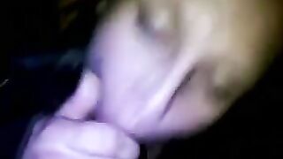 Puttanella avida di cazzo succhia in auto