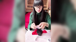 Martina Vismara prepara gli ordini del suo shop