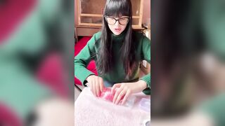 Martina Vismara prepara gli ordini del suo shop