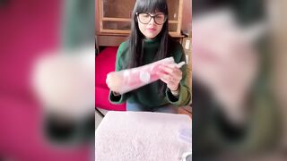 Martina Vismara prepara gli ordini del suo shop