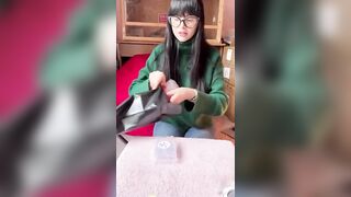 Martina Vismara prepara gli ordini del suo shop