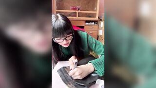 Martina Vismara prepara gli ordini del suo shop