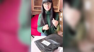 Martina Vismara prepara gli ordini del suo shop