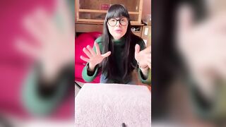 Martina Vismara prepara gli ordini del suo shop