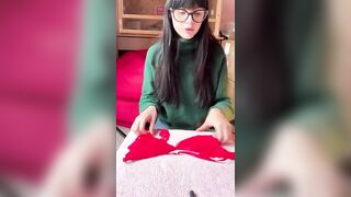 Martina Vismara prepara gli ordini del suo shop