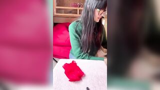 Martina Vismara prepara gli ordini del suo shop