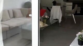 Il guardone spia la troia ma viene sgamato...