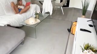 Il guardone spia la troia ma viene sgamato...