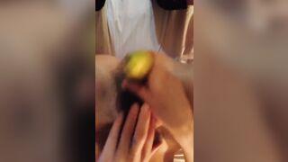 Mia moglie si masturba con il bananone