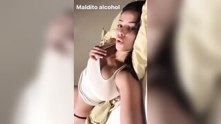 Anteprima del video: Regina Kinghar mostra fica e tettone