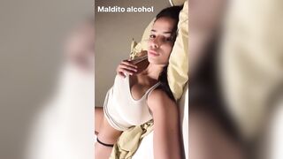 Regina Kinghar mostra fica e tettone